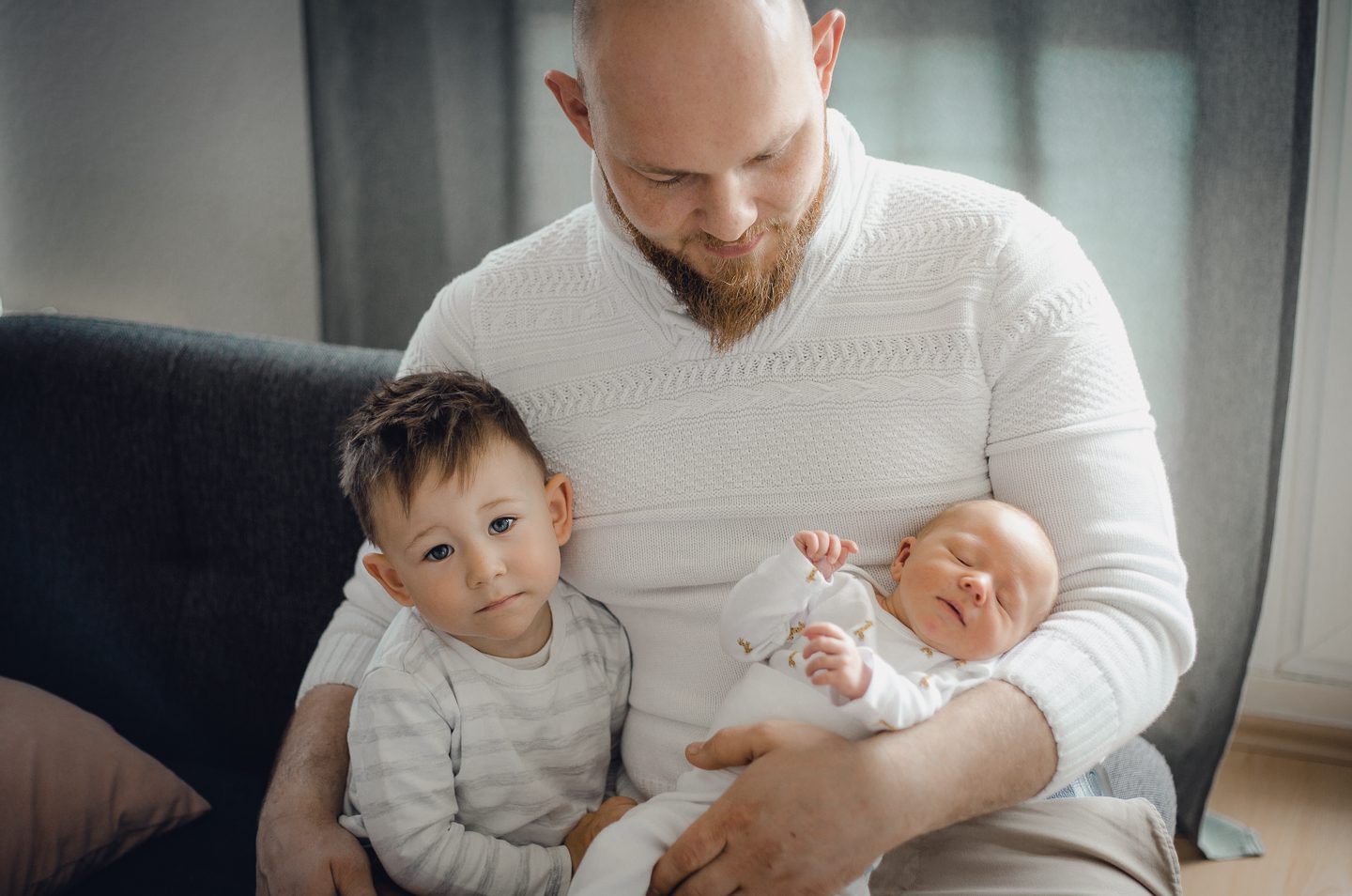 studio family shooting families fotos frischgebackenes glück Baby geschwister