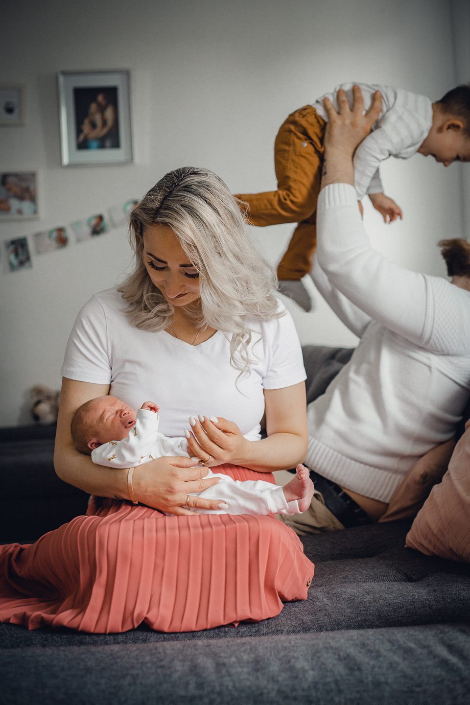 studio family shooting families fotos frischgebackenes glück Baby geschwister
