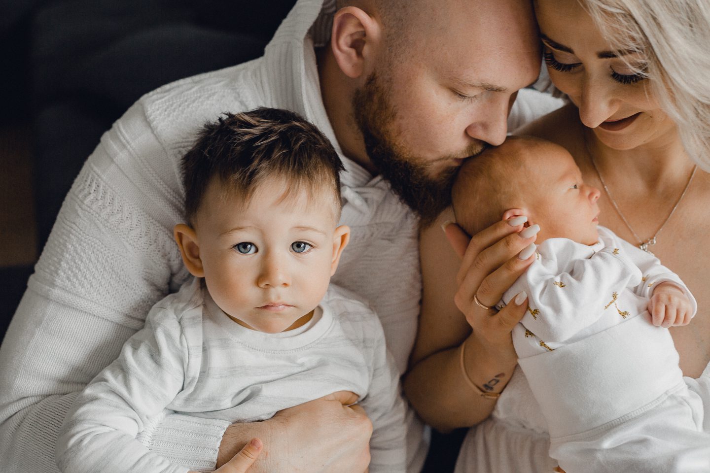 studio family shooting families fotos frischgebackenes glück Baby geschwister