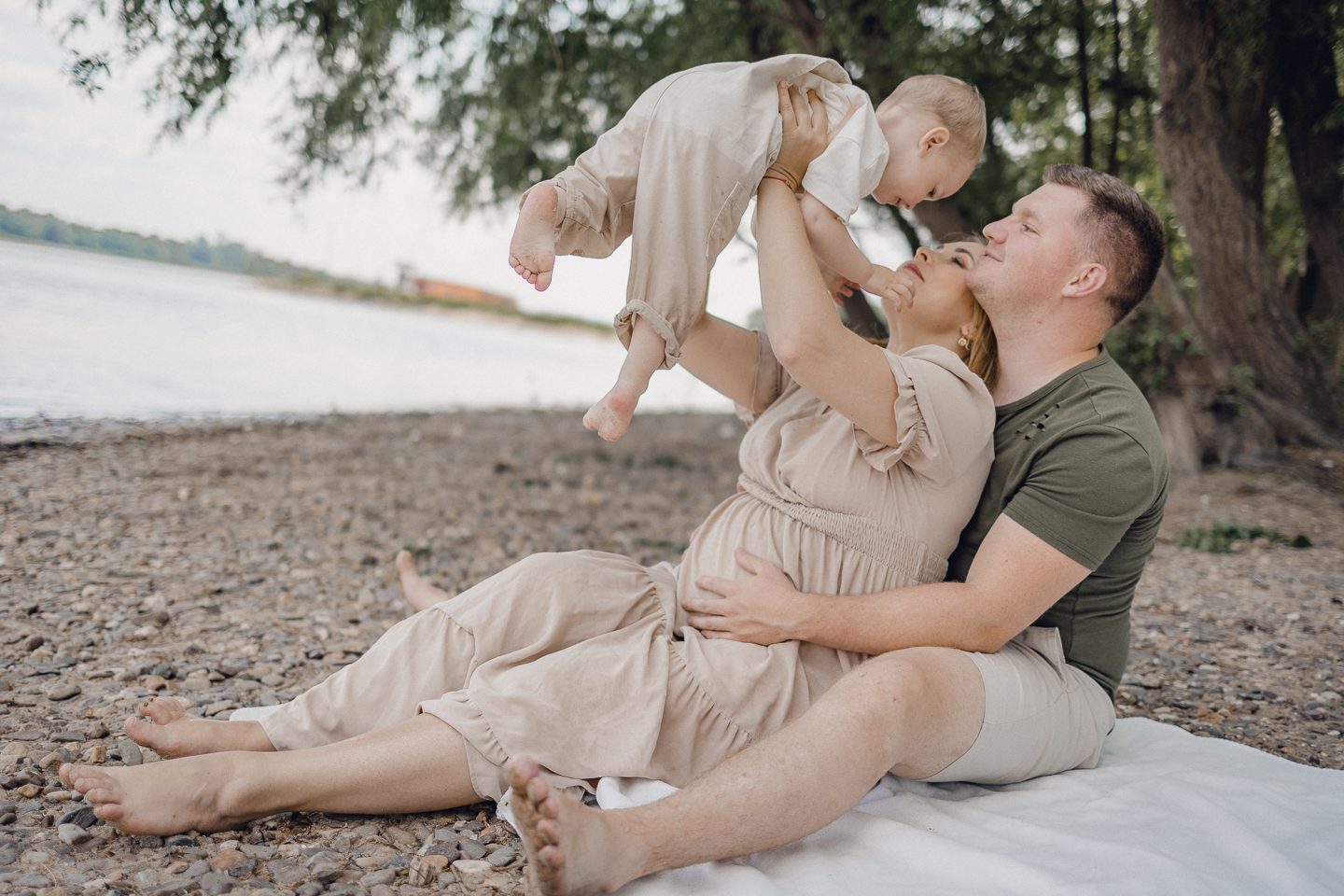 OUTDOOR family shooting families fotos schwanger fotos Babybauch Köln fotos Fotos am Rhein