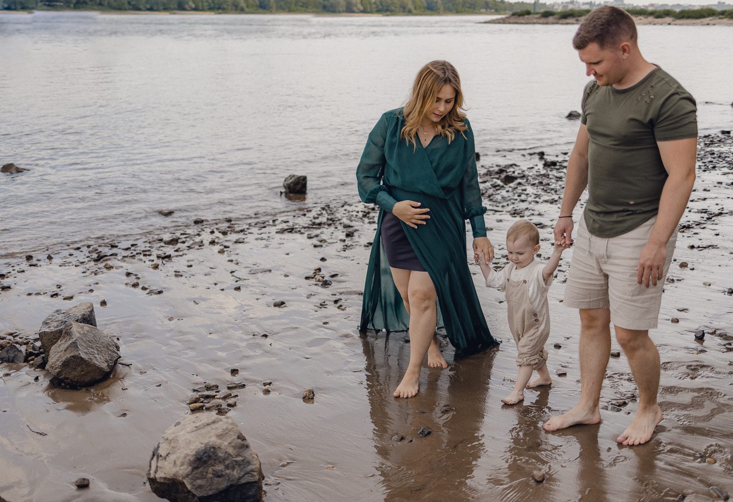 OUTDOOR family shooting families fotos schwanger fotos Babybauch Köln fotos Fotos am Rhein