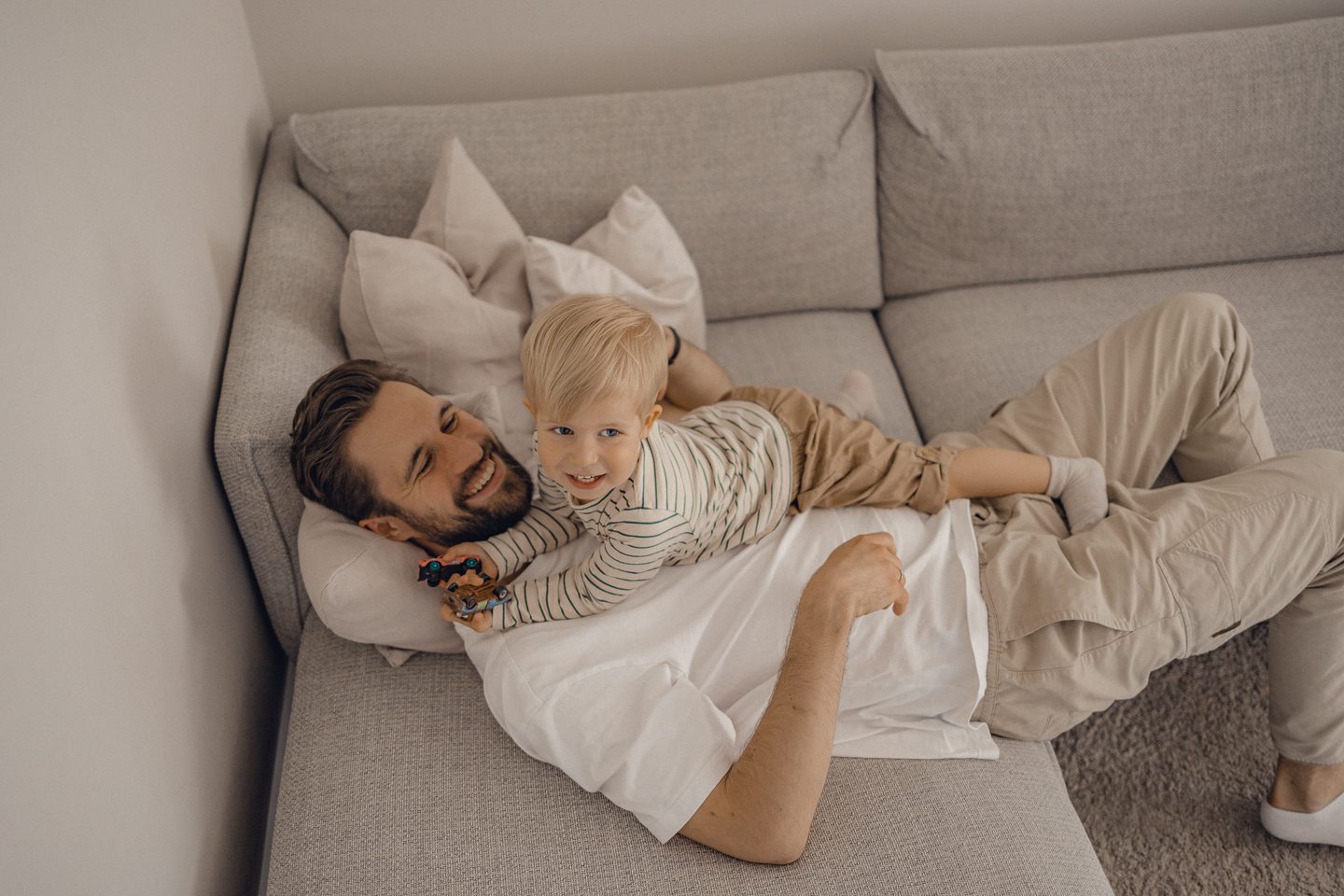 studio family shooting families fotos frischgebackenes glück Baby geschwister new born