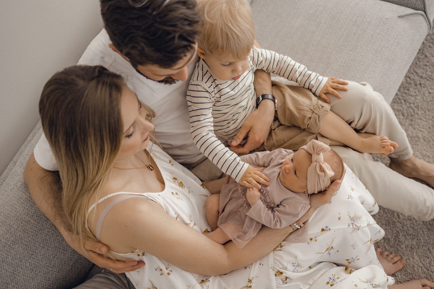 studio family shooting families fotos frischgebackenes glück Baby geschwister